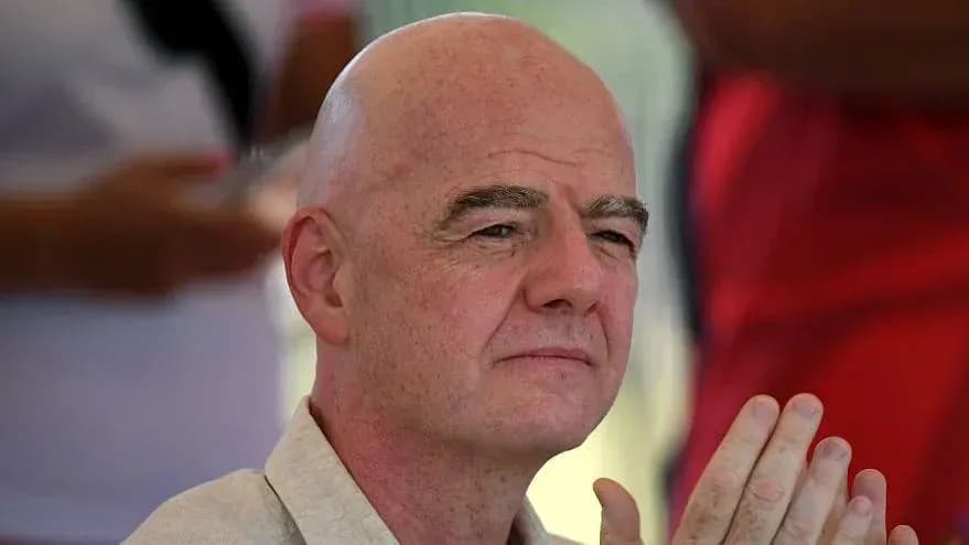 Hombre con cabello rapado sentado en evento