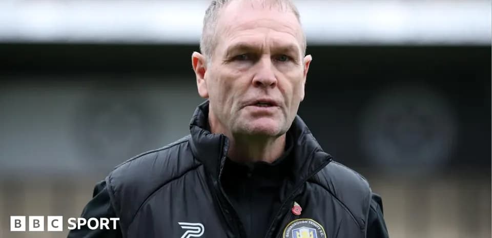 Entrenador de equipo en campo de fútbol