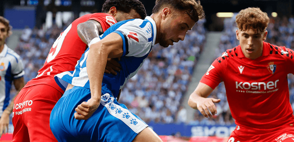 Jugadores de Osasuna y Espanyol compiten por el balón