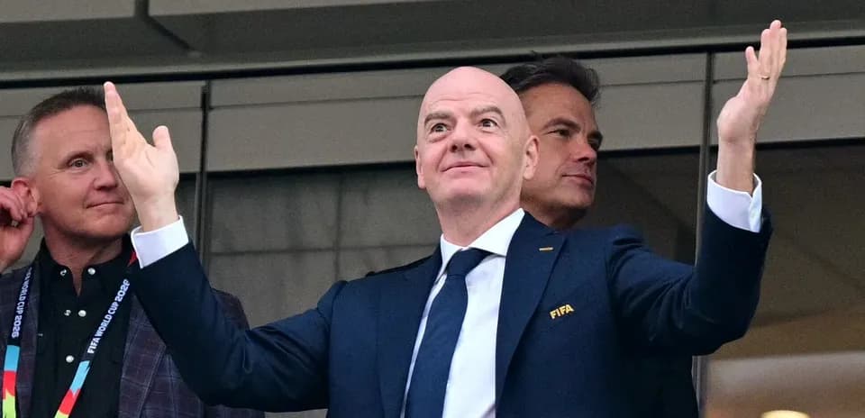 Gianni Infantino saludando en un palco de estadio