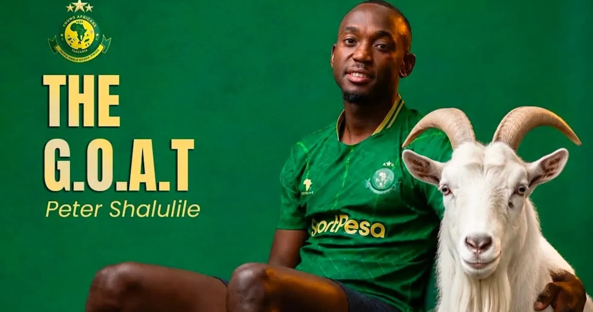Jugador posando con cabra en fondo verde