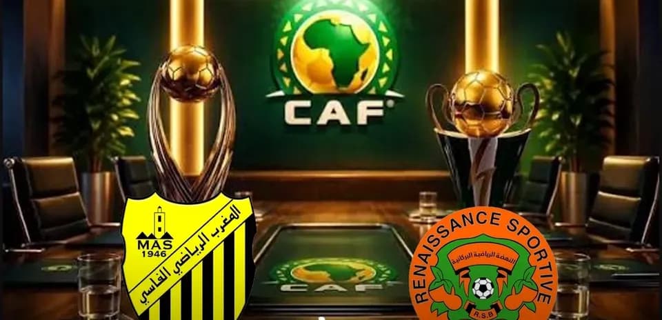 Trofeos de CAF con logotipos de equipos en mesa