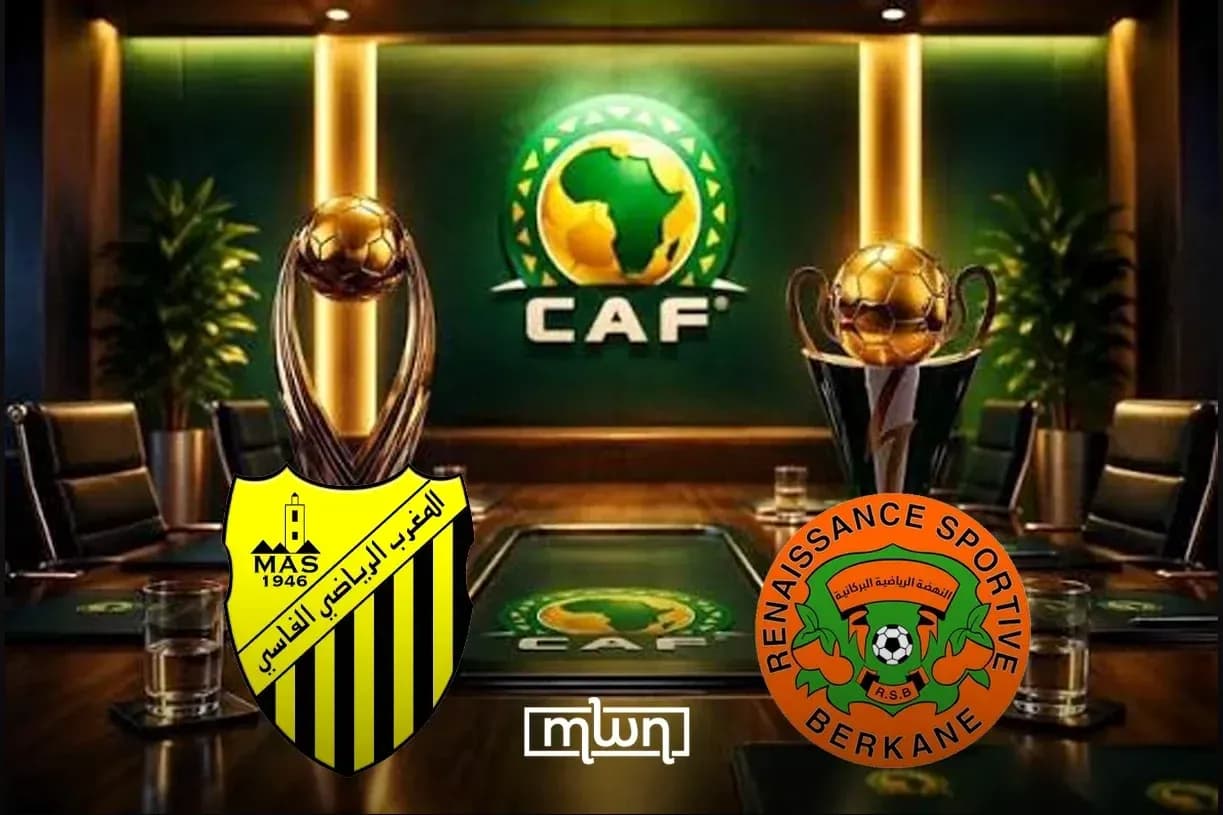 Trofeos de CAF con logotipos de equipos en mesa