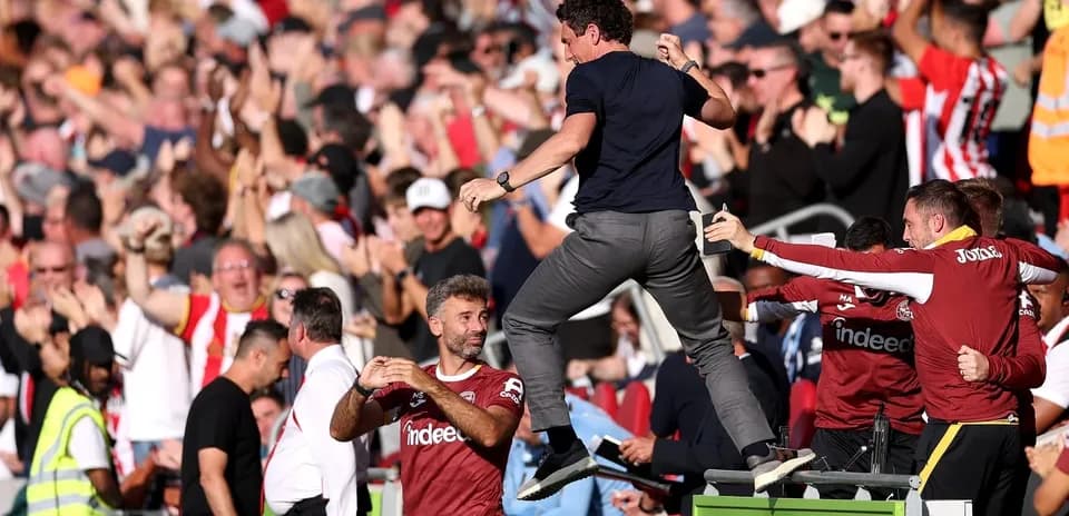 Entrenador celebrando con la afición durante el partido
