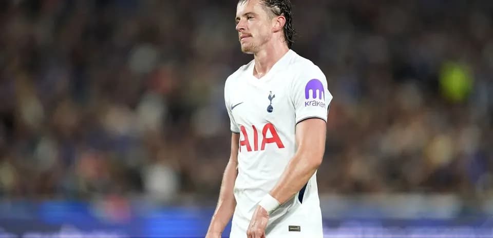 Jugador de Tottenham caminando por el campo