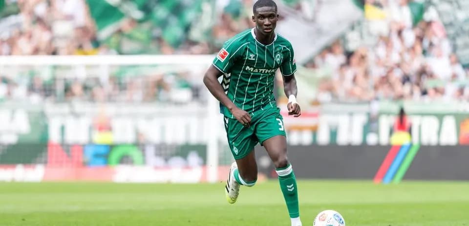Jugador corriendo en el campo durante un partido
