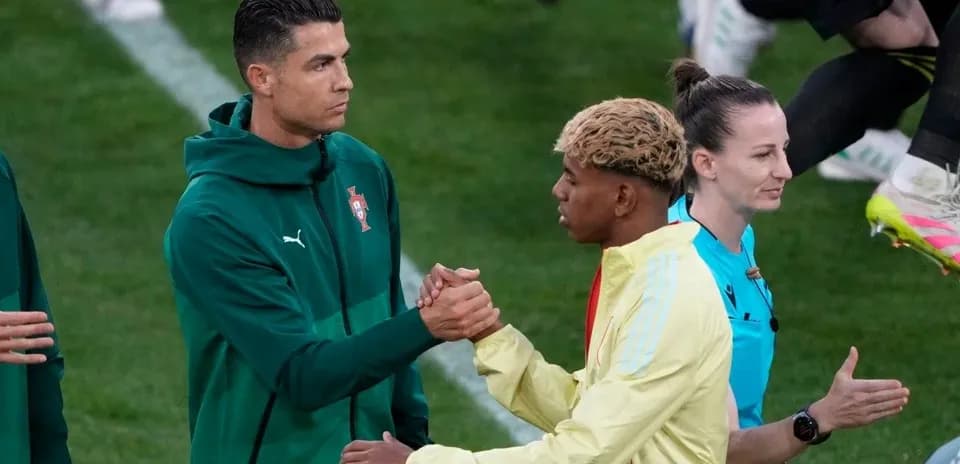 Cristiano Ronaldo saludando a otro jugador antes del partido