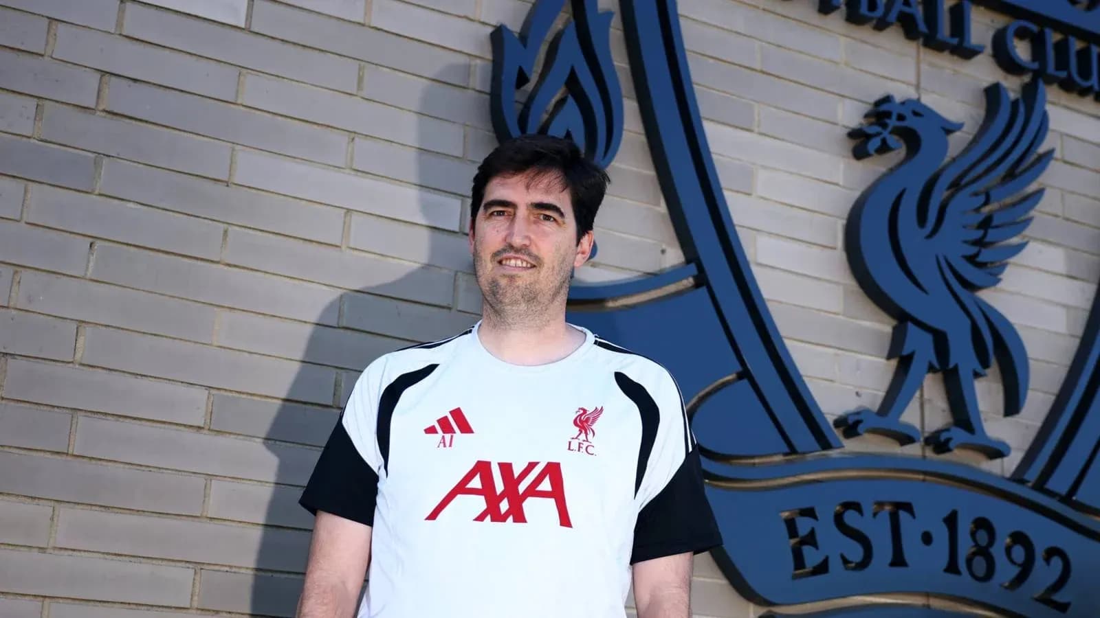 Persona frente al logo del Liverpool FC