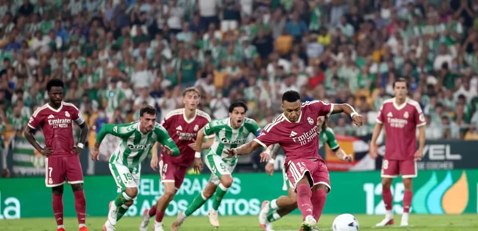 Jugador de Real Madrid ejecutando un penalti durante el partido