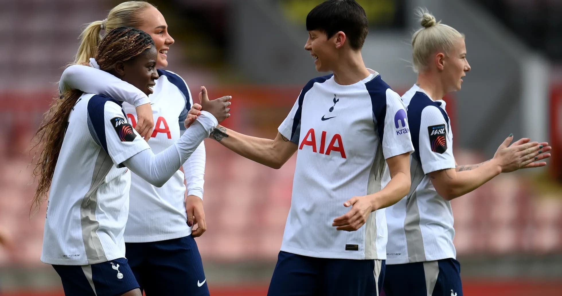Jugadoras de Tottenham celebrando un gol