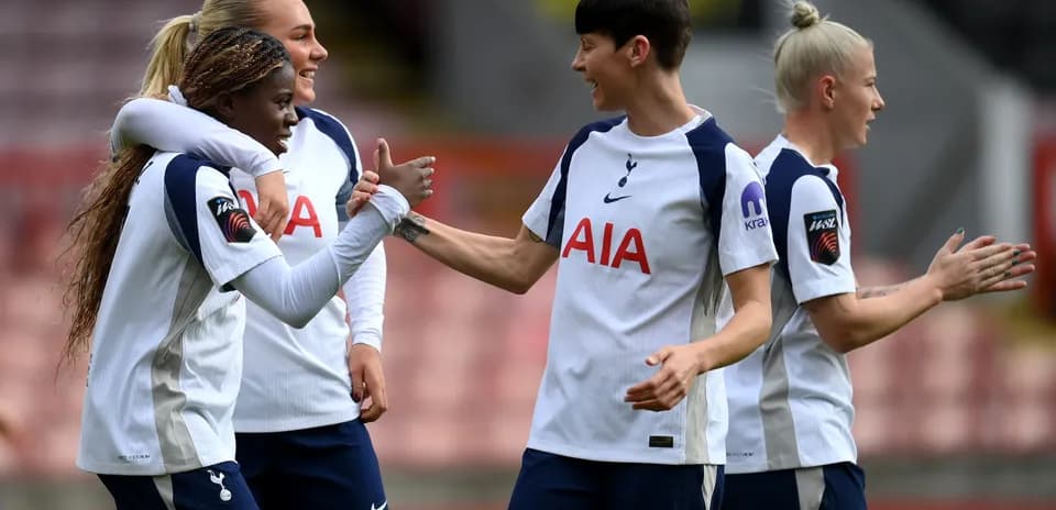 Jugadoras de Tottenham celebrando un gol