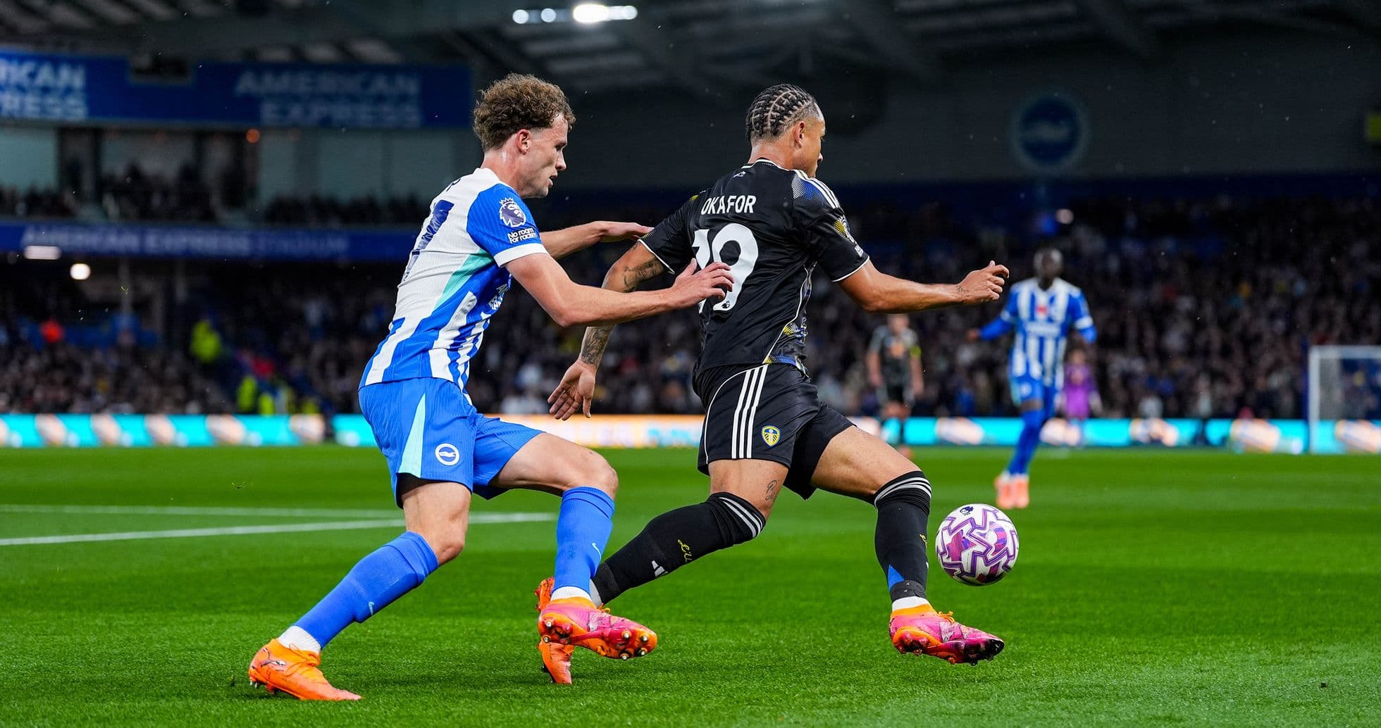 Jugador de Leeds intenta eludir a un rival de Brighton