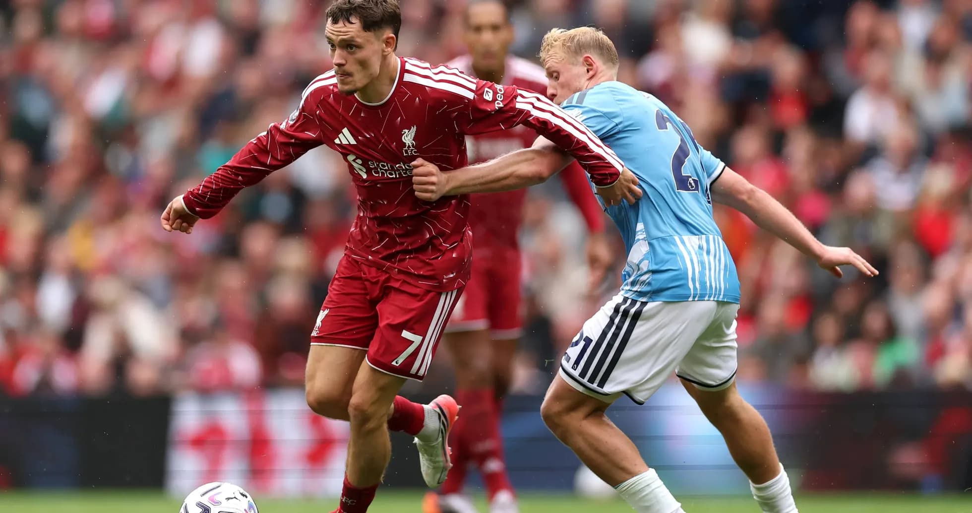 Jugador de Liverpool driblando a defensor de Nottingham