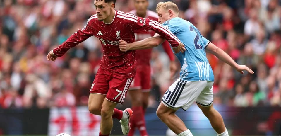 Jugador de Liverpool driblando a defensor de Nottingham