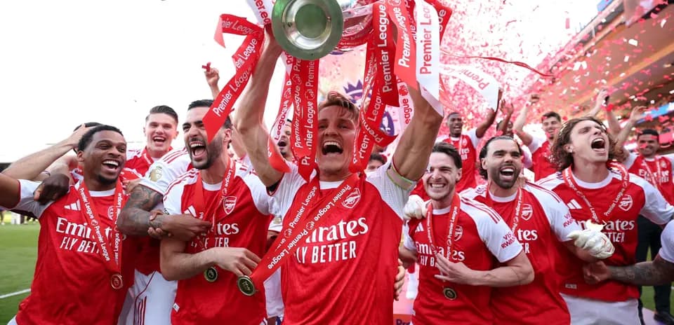 Jugadores del Arsenal celebrando la victoria con trofeo