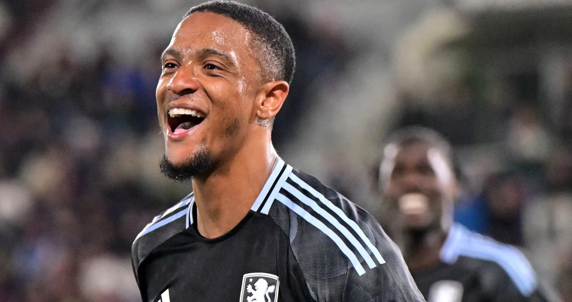 Jugador celebrando en partido de fútbol