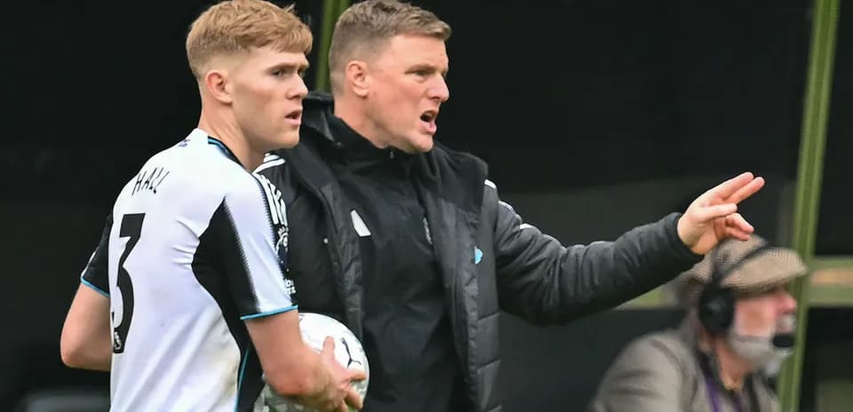 Entrenador instruyendo a jugador en la línea de banda