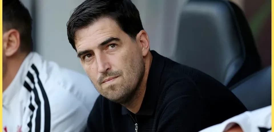 Entrenador observando el partido desde la banca