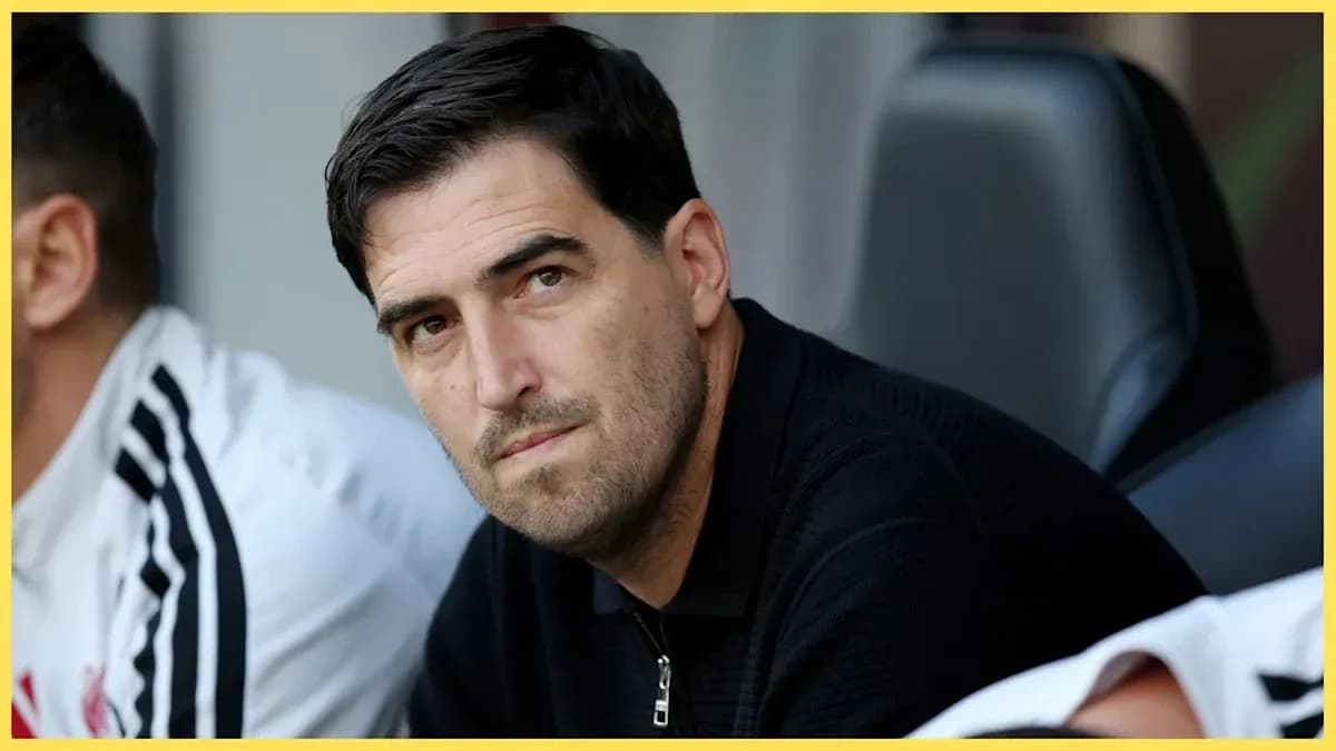 Entrenador observando el partido desde la banca