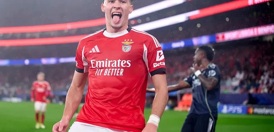 Jugador de Benfica celebrando un gol en el estadio
