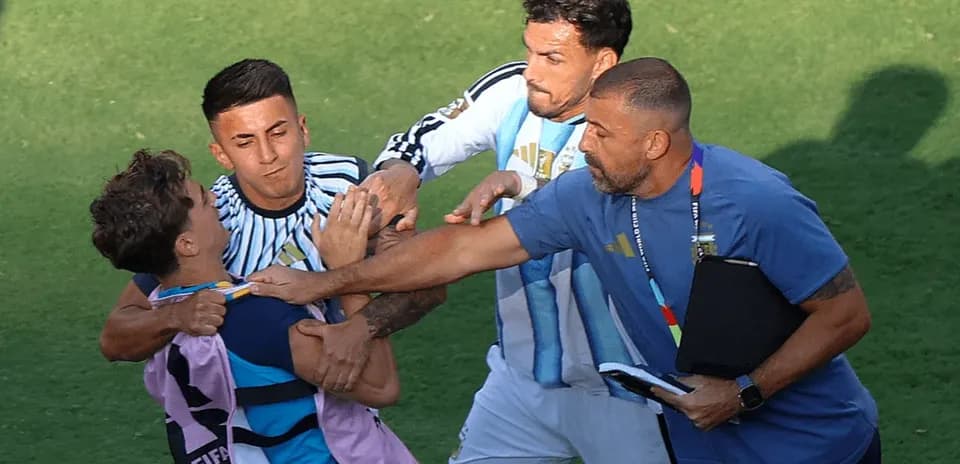 Jugadores involucrados en un altercado durante el partido