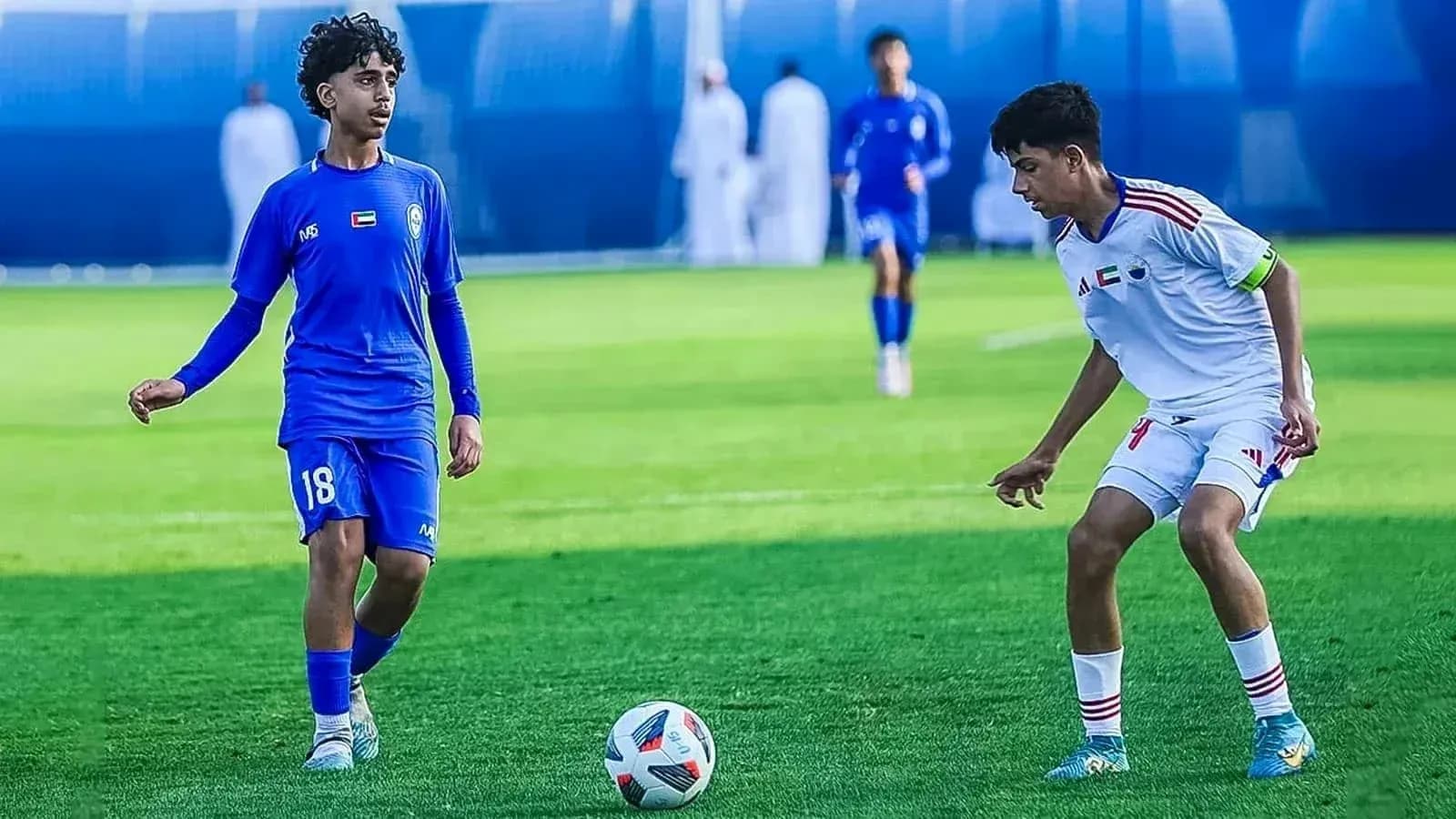 Jugadores de Bani Yas y Al Jazira en el partido