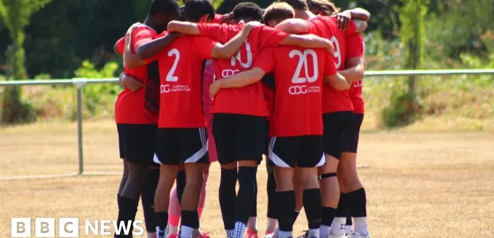 Equipo de fútbol en círculo durante un calentamiento
