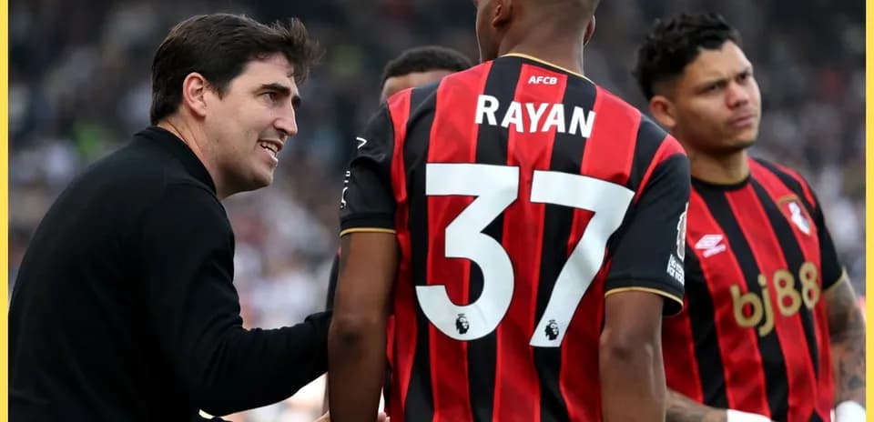 Entrenador hablando con jugadores de Bournemouth durante partido