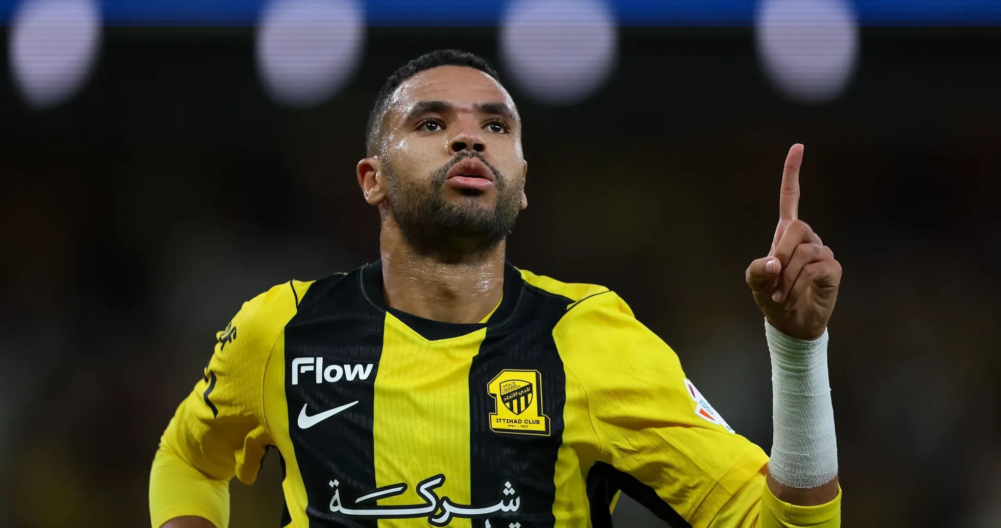 Jugador del Ittihad celebrando un gol en partido