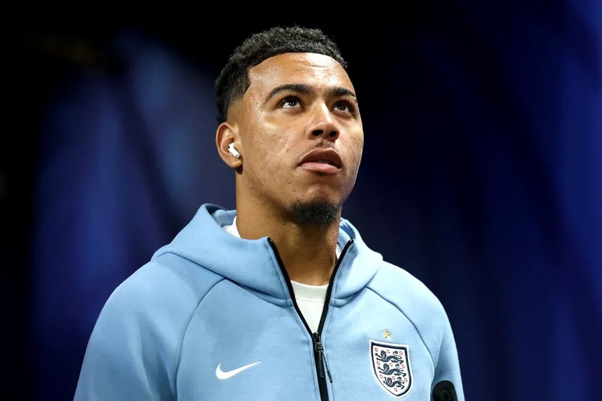 Jugador de Inglaterra mirando hacia arriba antes del partido