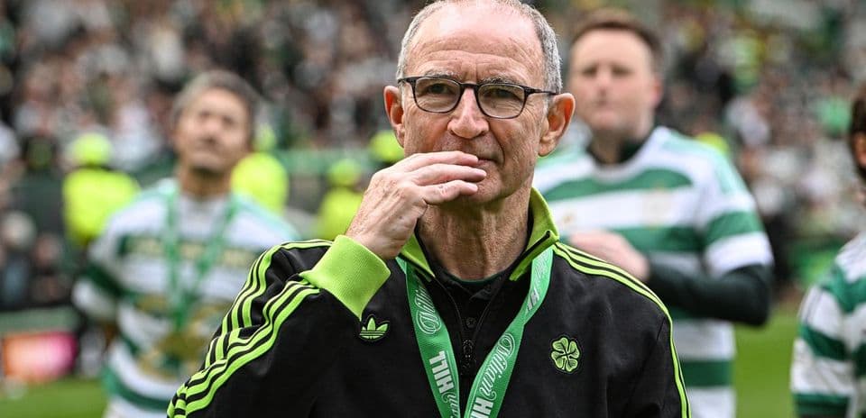 Entrenador de Celtic observando a la multitud
