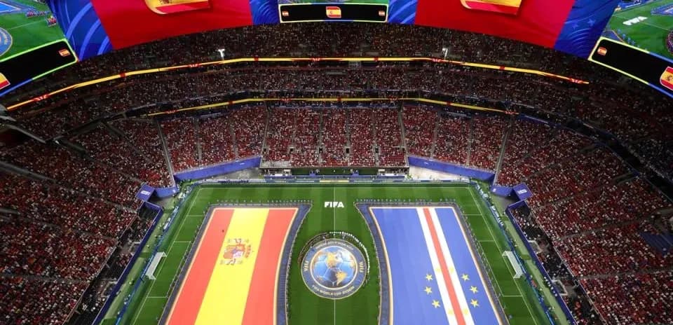 Estadio con banderas de España y Cabo Verde
