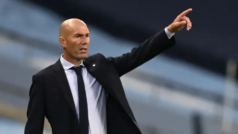 Entrenador dirigiendo desde la línea de banda
