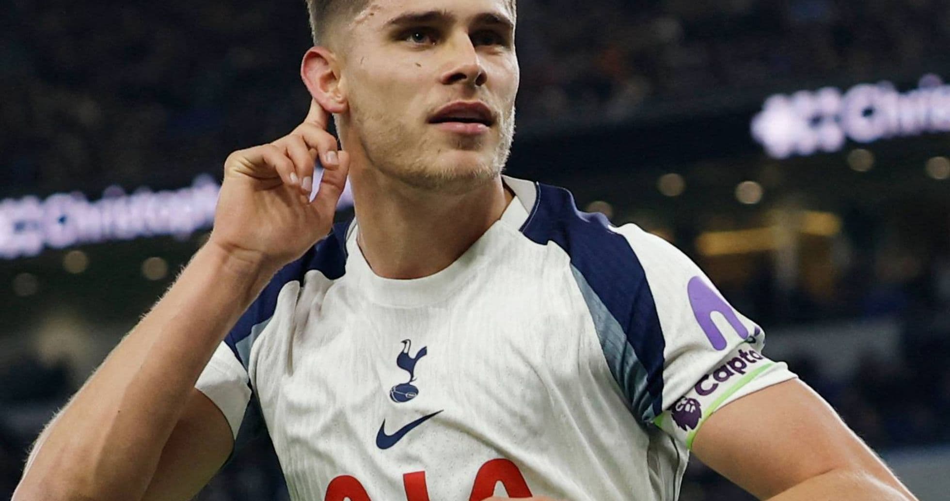 Jugador del Tottenham celebrando un gol