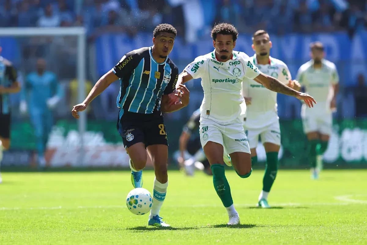 Jugadores de Gremio y Palmeiras en acción Jugadores de Gremio y Palmeiras en acción