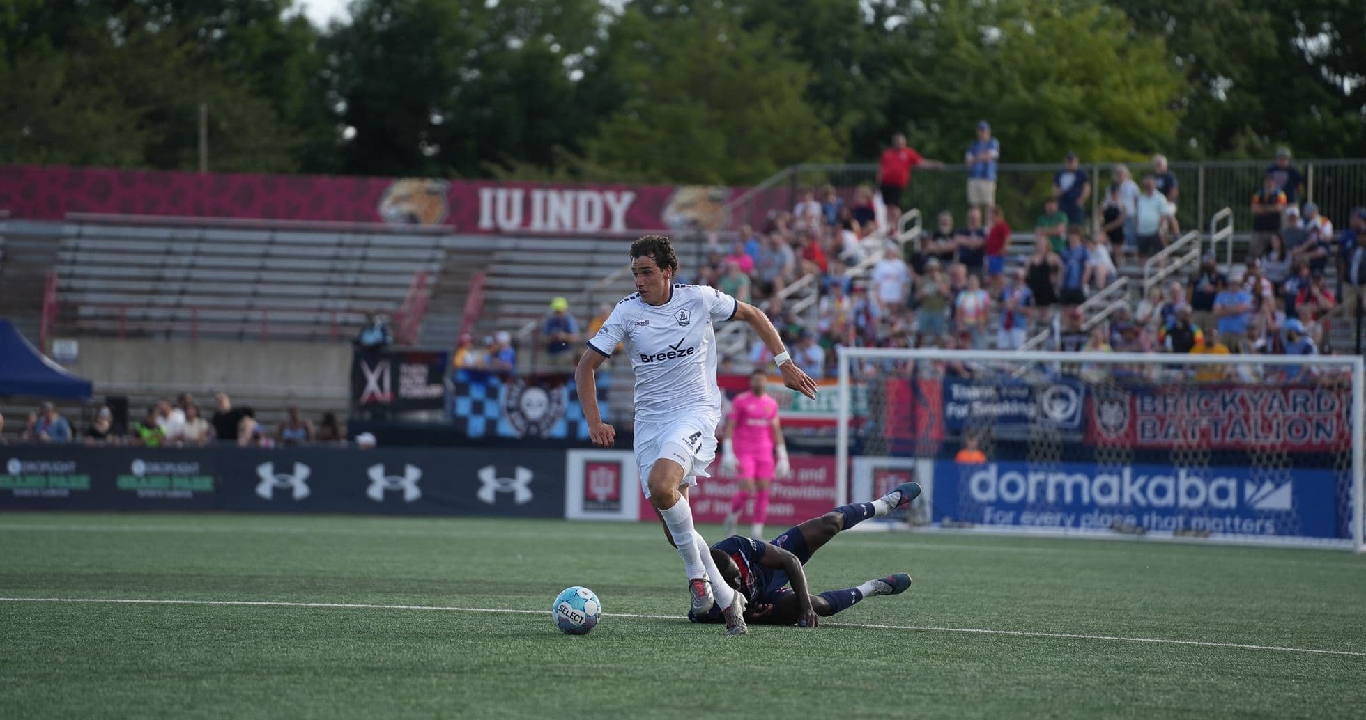 Jugador de Indy Eleven en acción durante el partido