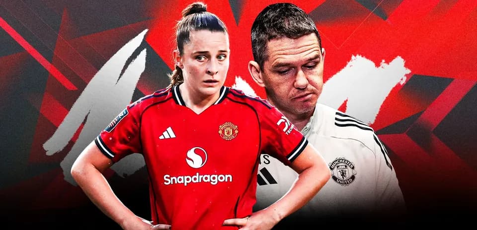Jugadora de Manchester United con entrenador en fondo rojo