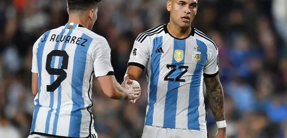 Jugadores argentinos saludándose en el campo de juego