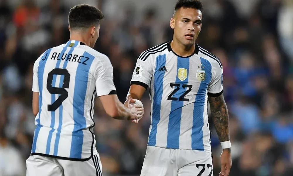Jugadores argentinos saludándose en el campo de juego