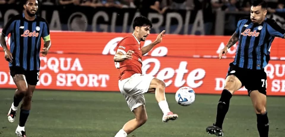 Jugador de fútbol controla el balón en el partido