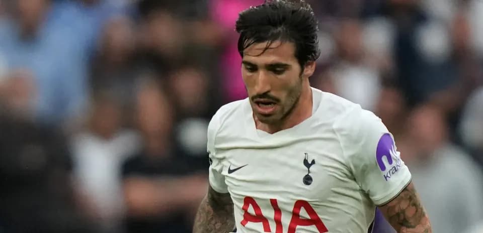 Jugador de Tottenham corriendo con el balón en el campo