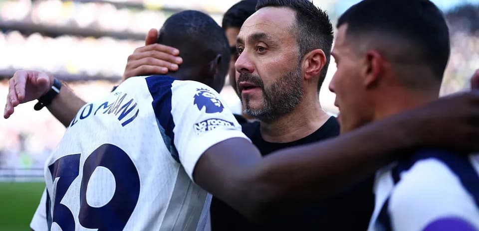 Entrenador y jugador de Tottenham celebrando