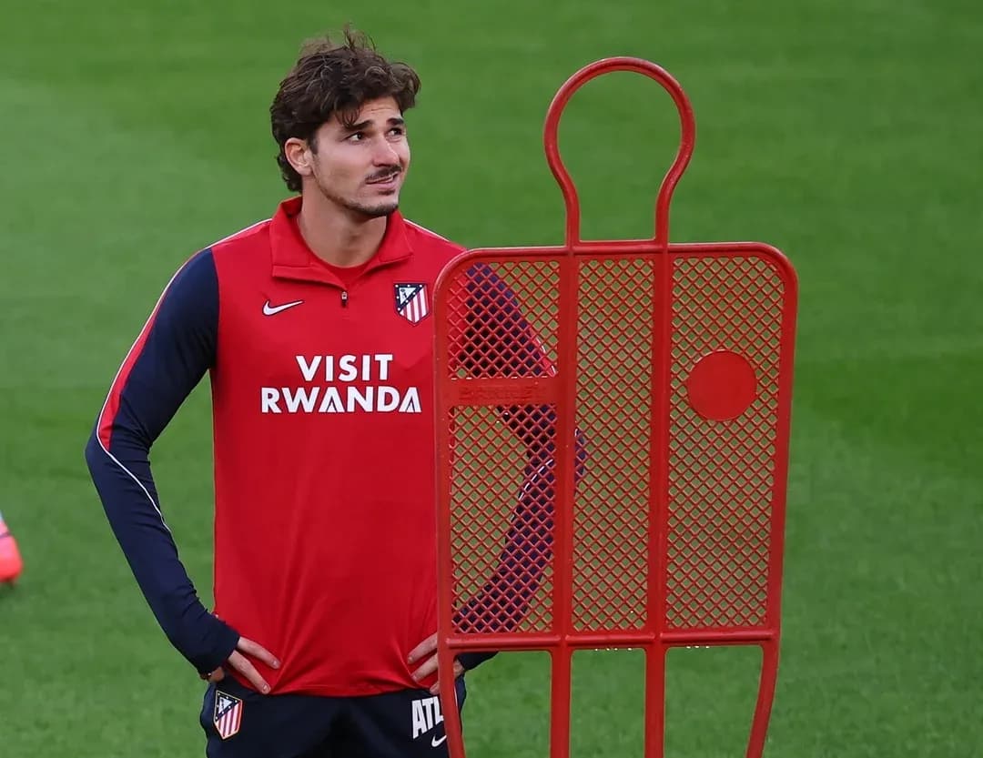 Jugador de Atlético de Madrid junto a un maniquí de entrenamiento