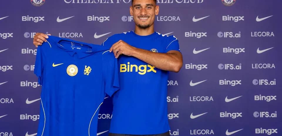 Jugador mostrando camiseta de Chelsea Football Club