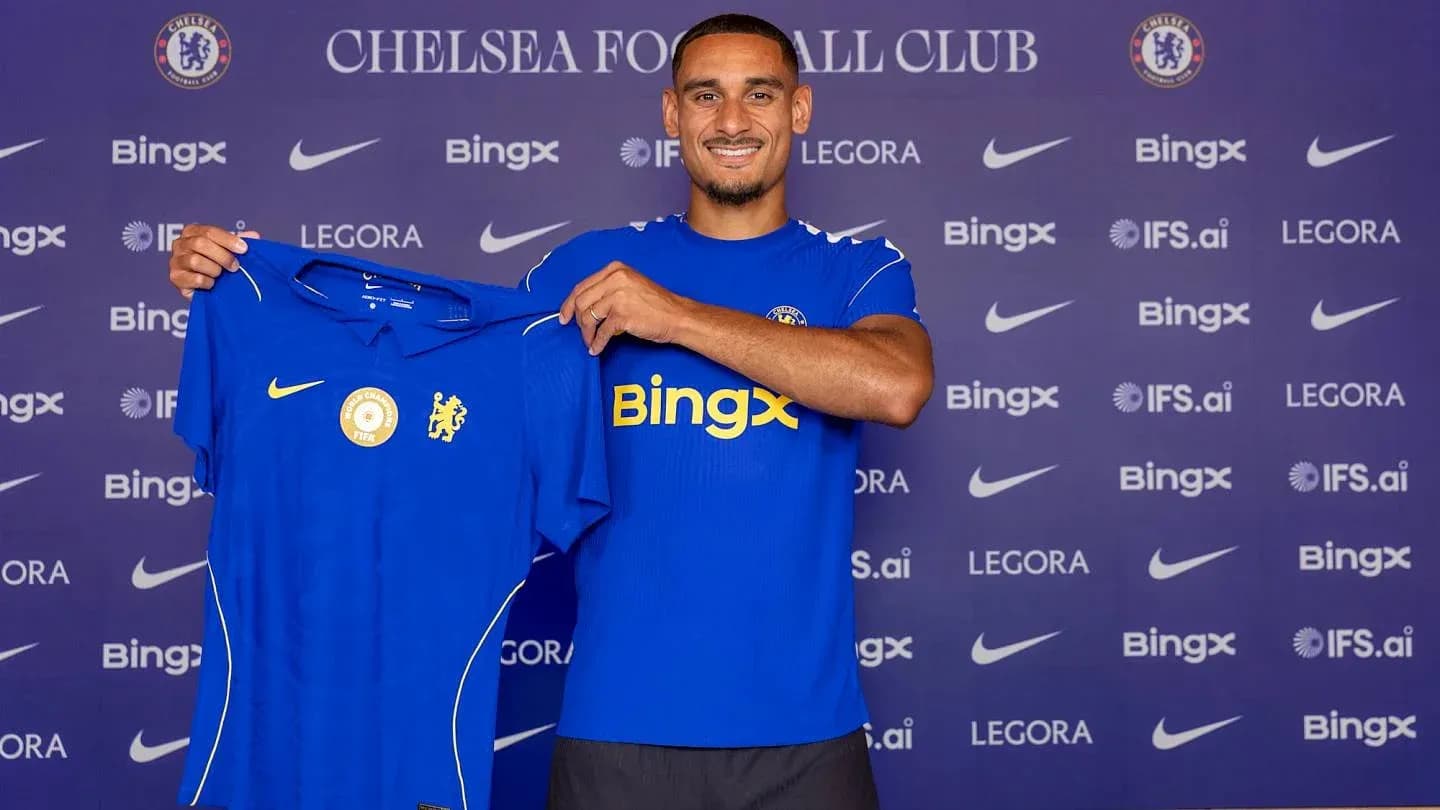 Jugador mostrando camiseta de Chelsea Football Club