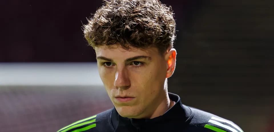 Jugador con cabello rizado en uniforme de entrenamiento