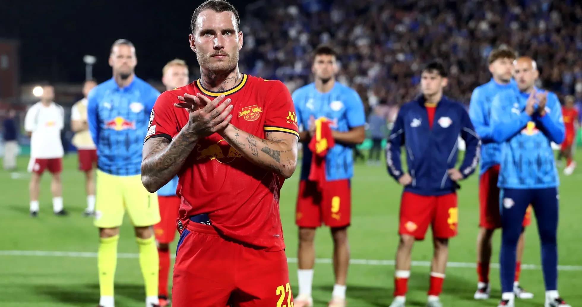 Jugador aplaudiendo en el campo tras el partido