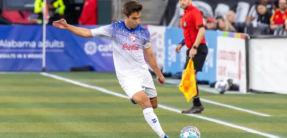 Jugador lanzando un tiro libre en el partido