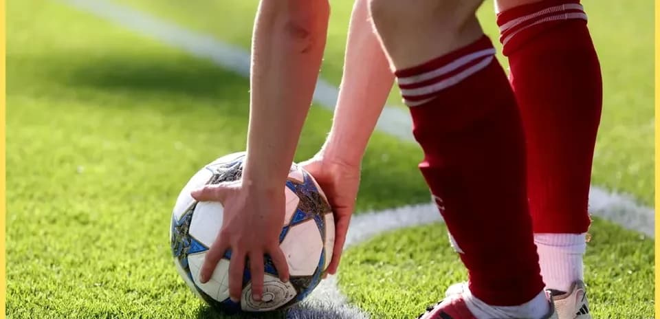 Jugador colocando el balón para un tiro libre