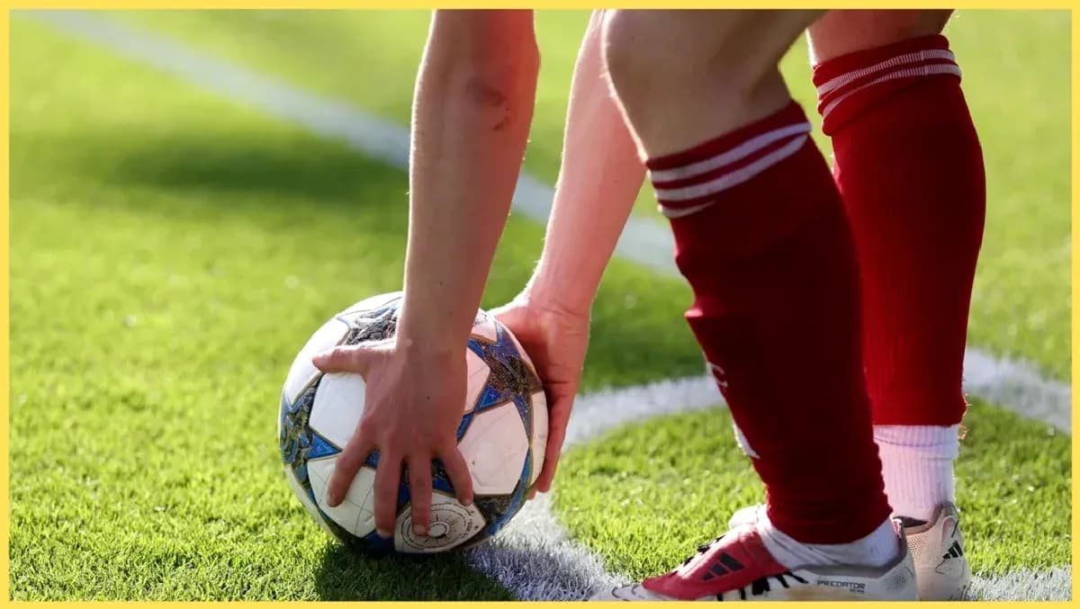 Jugador colocando el balón para un tiro libre
